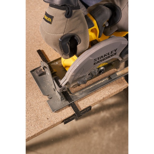 STANLEY SFMCS500D1K circular saw cutting wood, close-up photo showing gloved hands and saw blade.